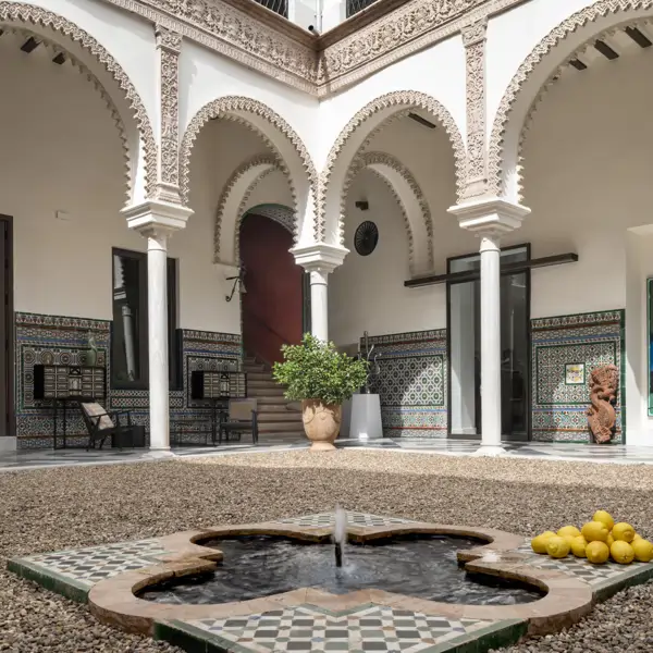 La Casa del Limonero: así es este antiguo palacio sevillano del siglo XV que exhibe historia, arte y diseño
