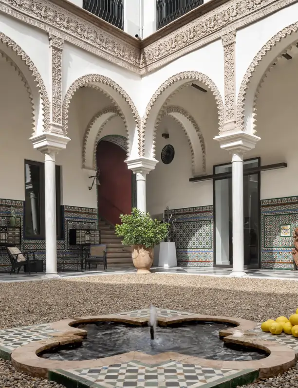 La Casa del Limonero: así es este antiguo palacio sevillano del siglo XV que exhibe historia, arte y diseño