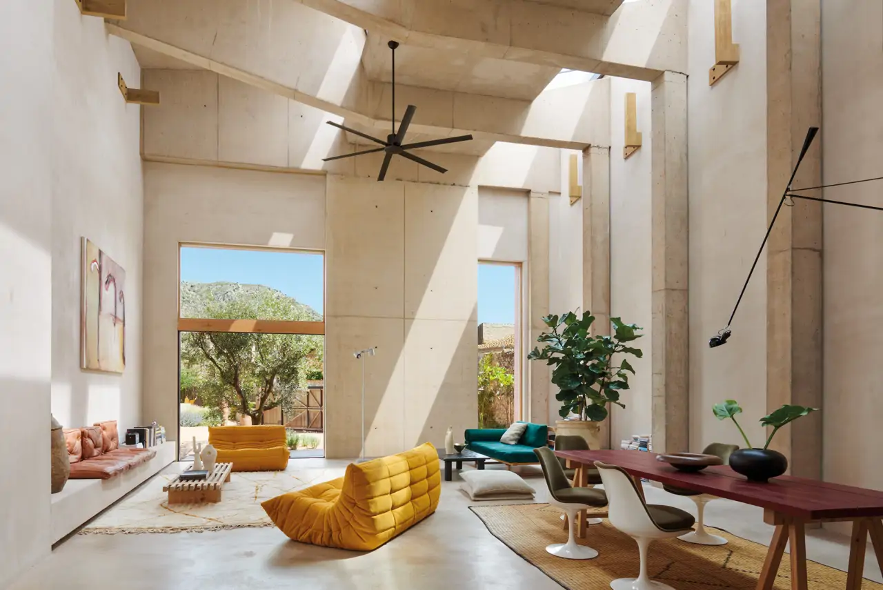 Salón moderno con ventilador de techo