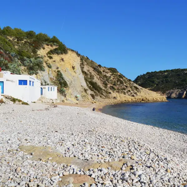 No hace falta viajar a Grecia: así es esta cala de la costa española con agua turquesa y casas blancas