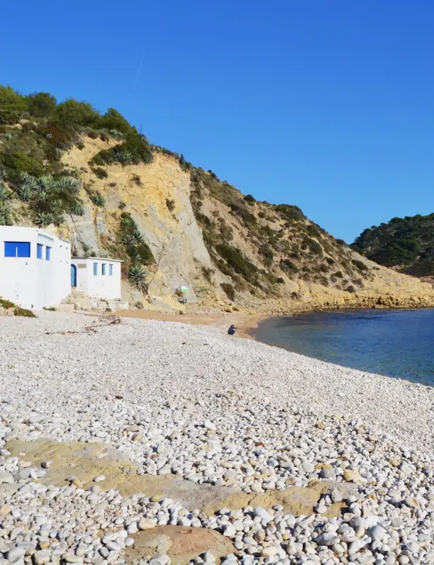 No hace falta viajar a Grecia: así es esta cala de la costa española con agua turquesa y casas blancas