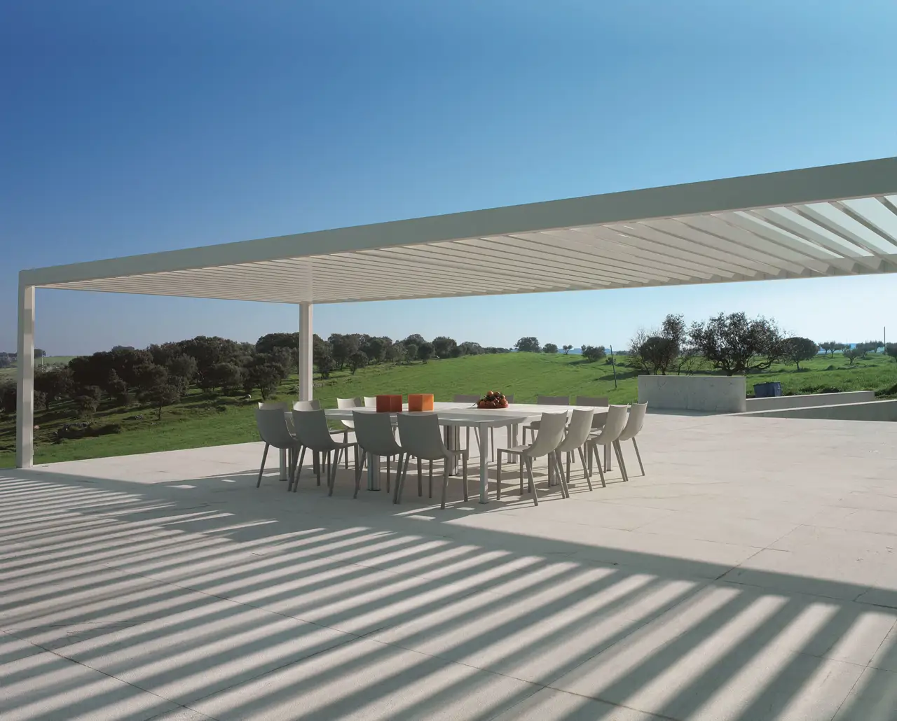Jardín con pérgola blanca