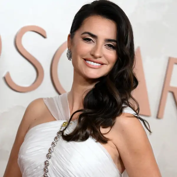 Penélope Cruz (51 años): "De pequeña me encantaba el sofá rojo del salón de casa de mis padres. Era como una ventana al mundo"
