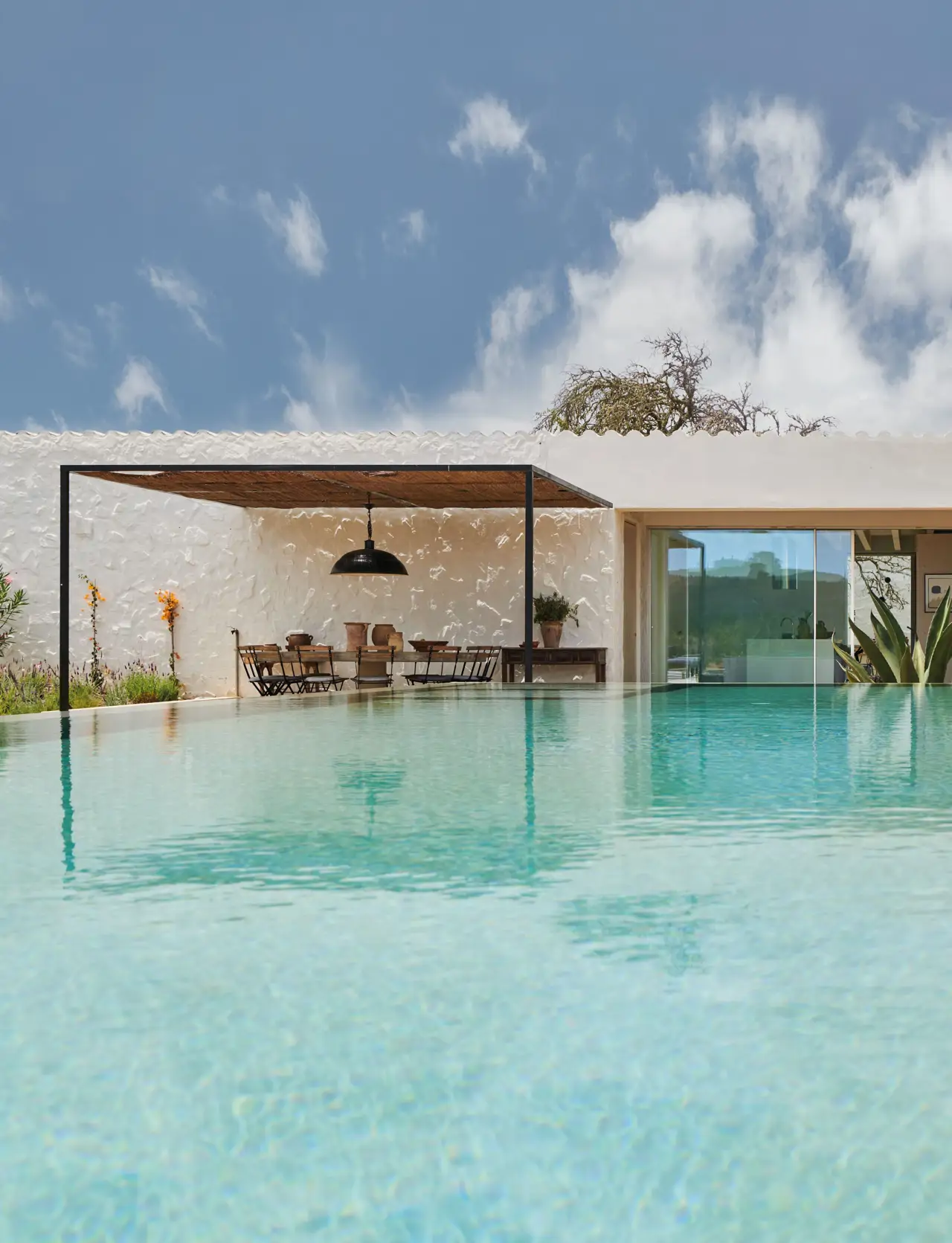 Piscina con pérgola