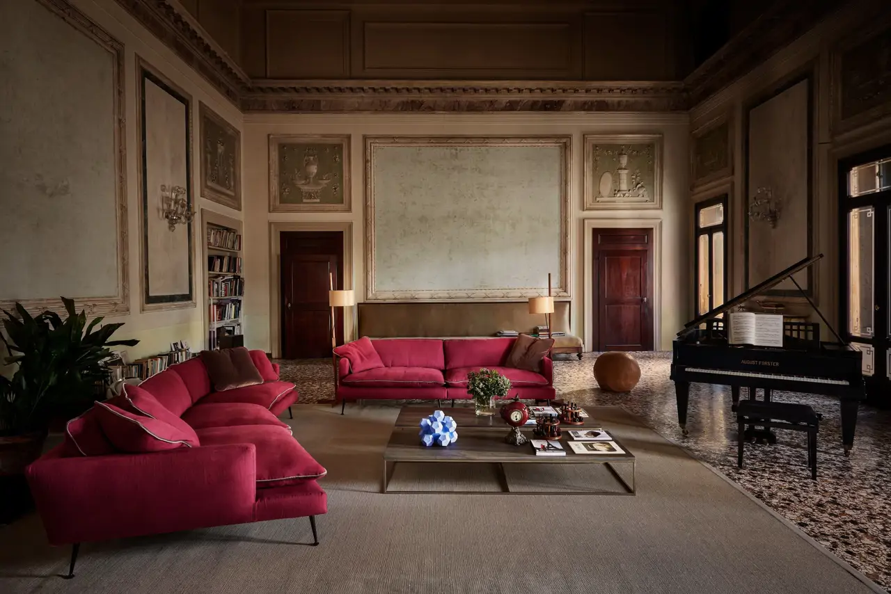 Salón clásico con sofá rojo