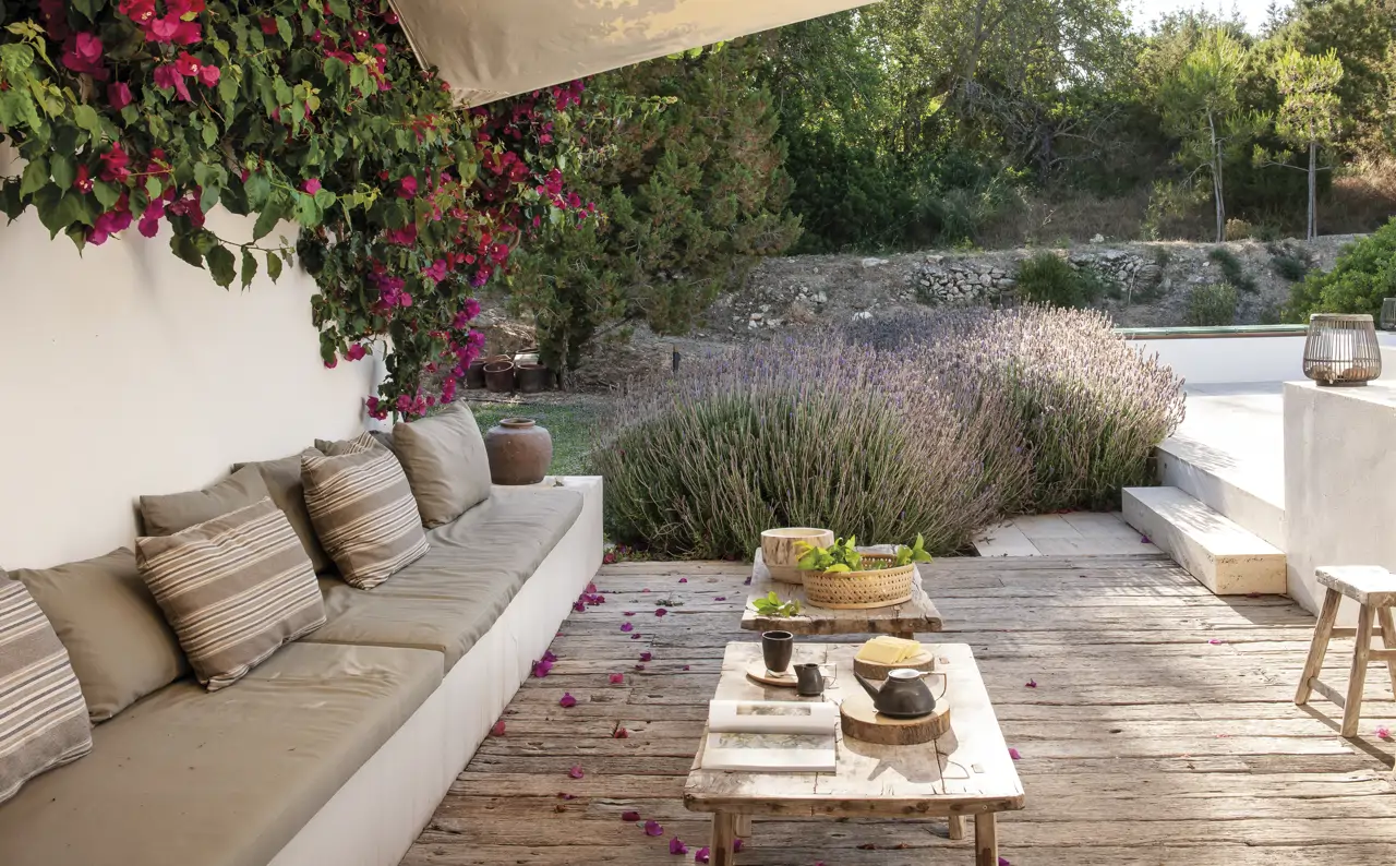 Terraza con toldo vela