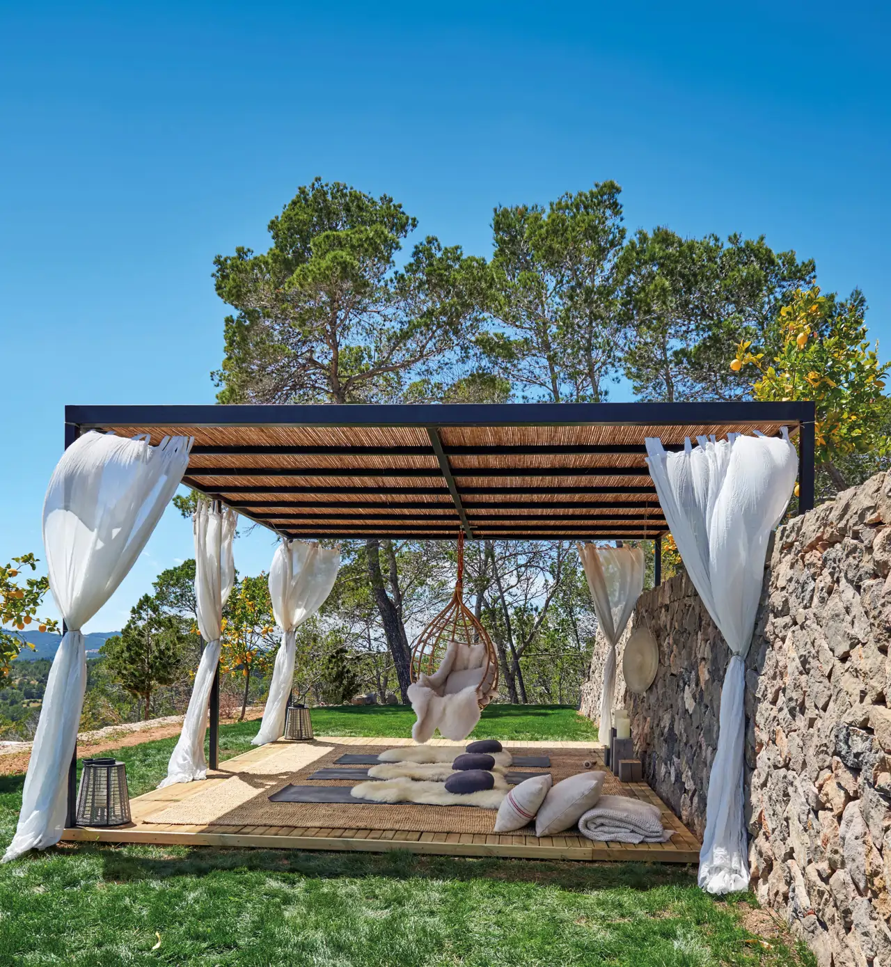 Zona de descanso con pérgola
