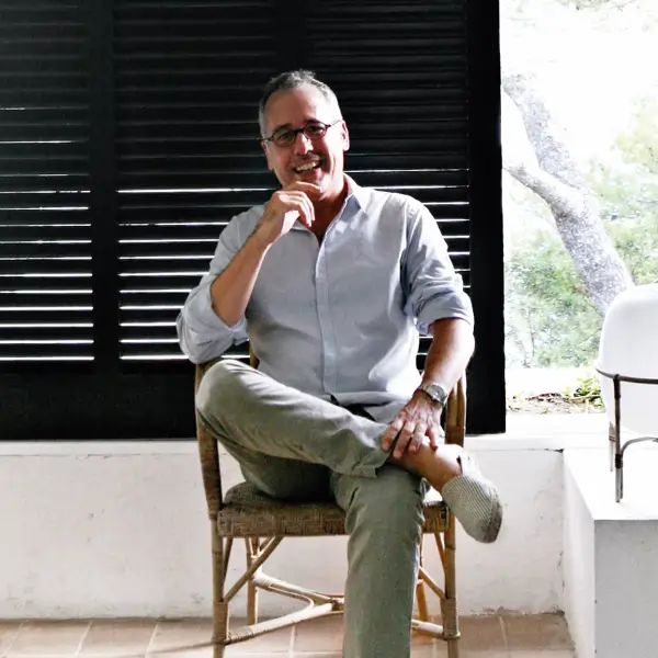 Entramos en la casa familiar del arquitecto Carlos Nicolau en Mallorca: un refugio que su padre encargó a Coderch en 1975
