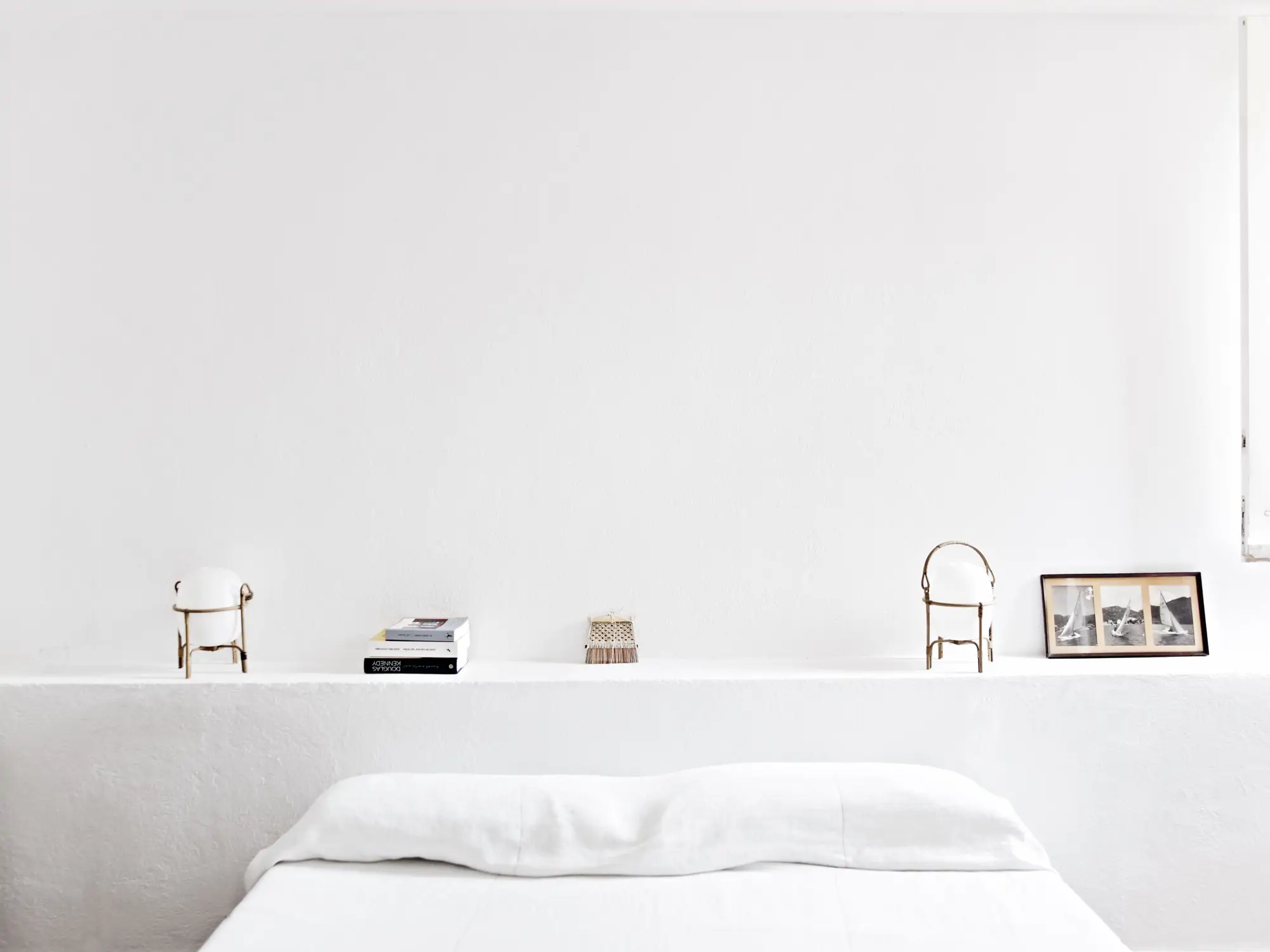 Dormitorio blanco con arrimadero