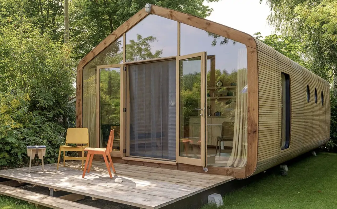 Una casa prefabricada y hecha con cartón reciclado.