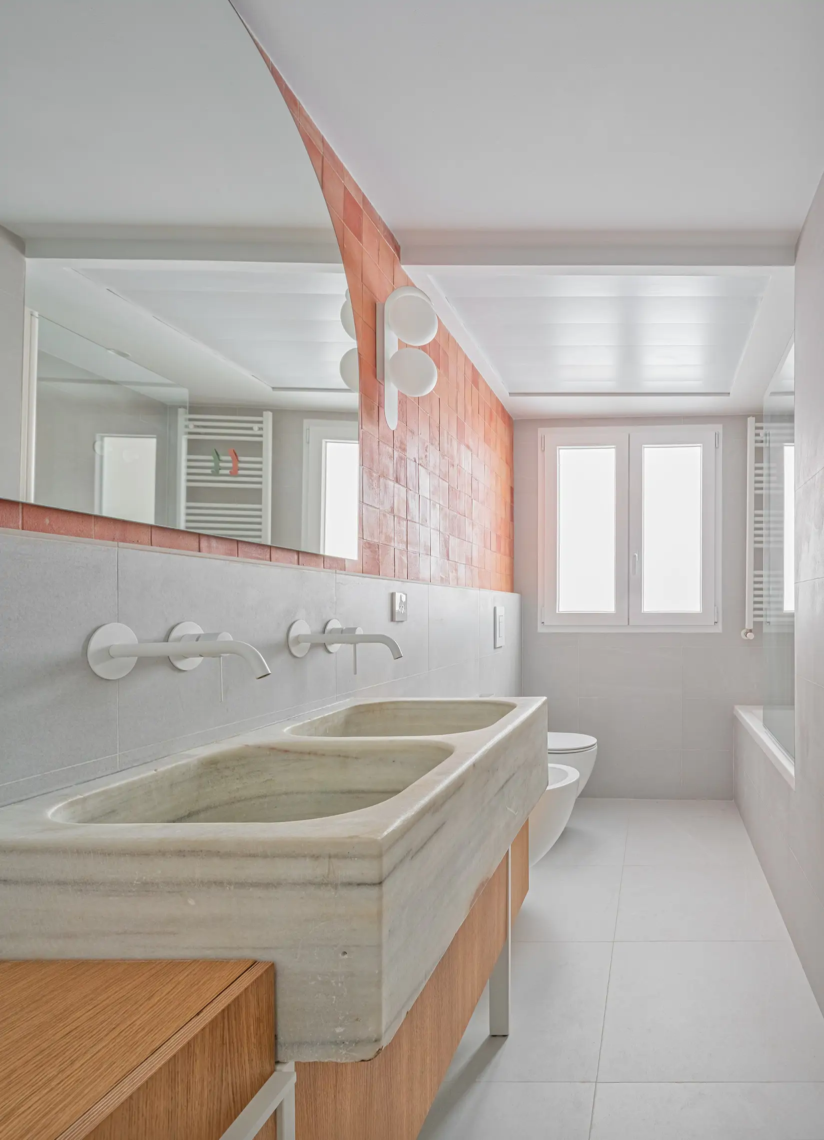 El lavabo antiguo de la cocina se rescató para el baño