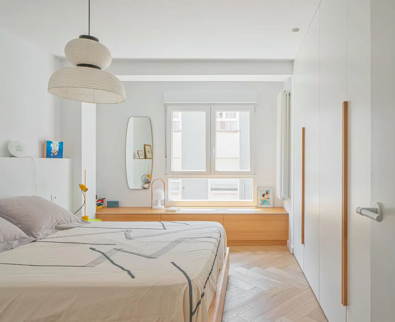 El dormitorio de matrimonio es amplio. Las ventanas se han cambiado