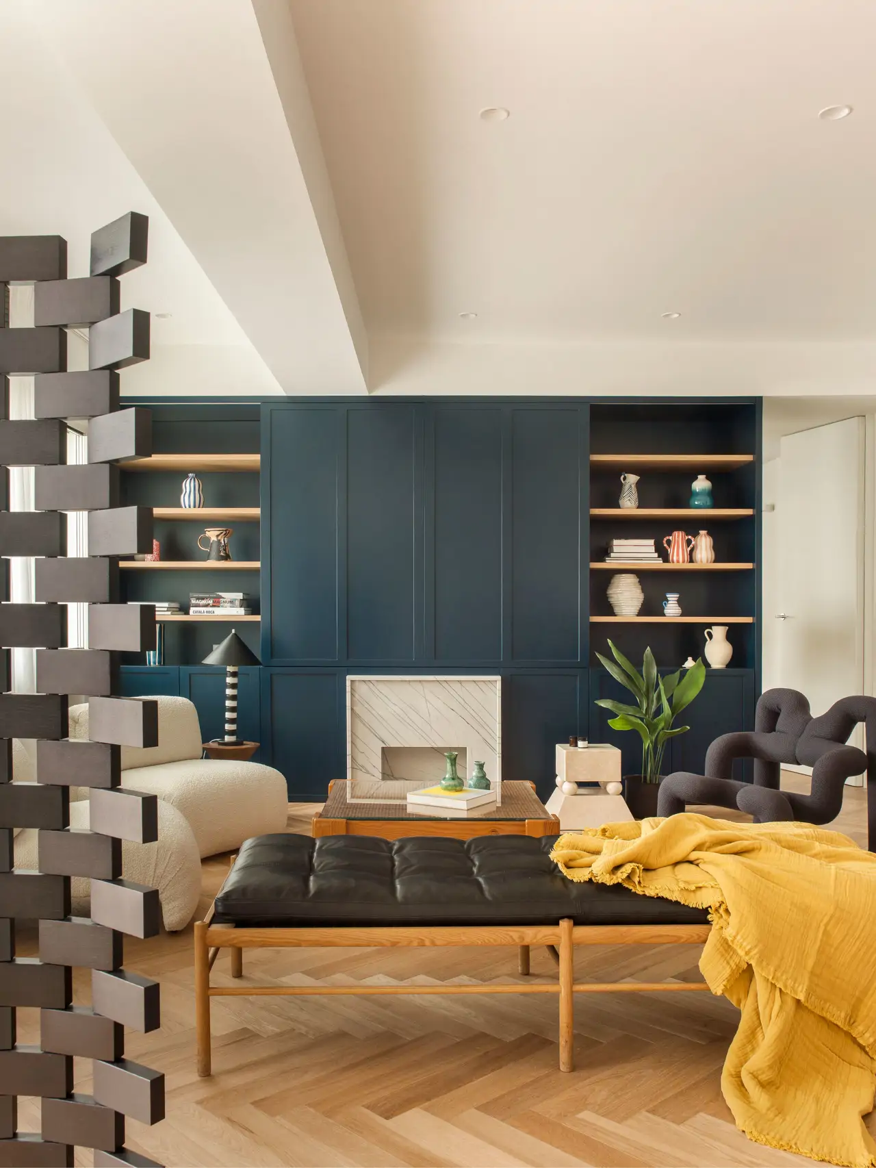 Salón con mueble en azul marino casa Ayala