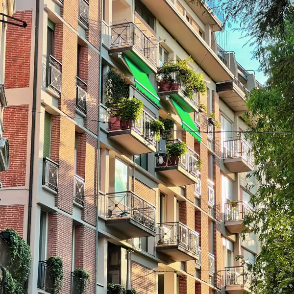 Carlos Rubio, interiorista: "El toldo verde típico de España no solo NO protege del calor, sino que lo agrava"