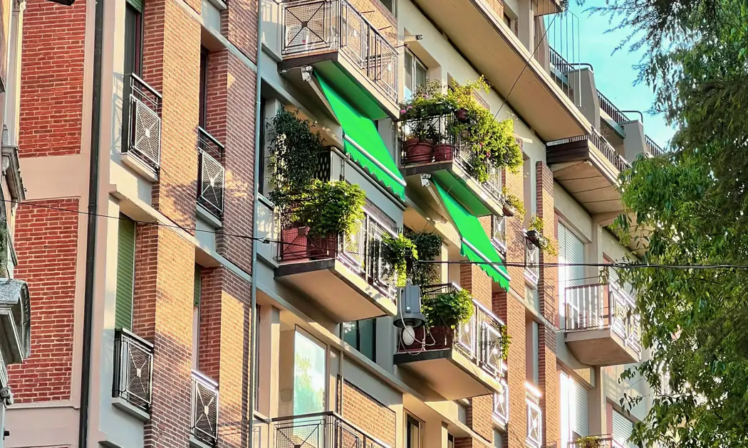 Carlos Rubio, interiorista: "El toldo verde típico de España no solo NO protege del calor, sino que lo agrava"