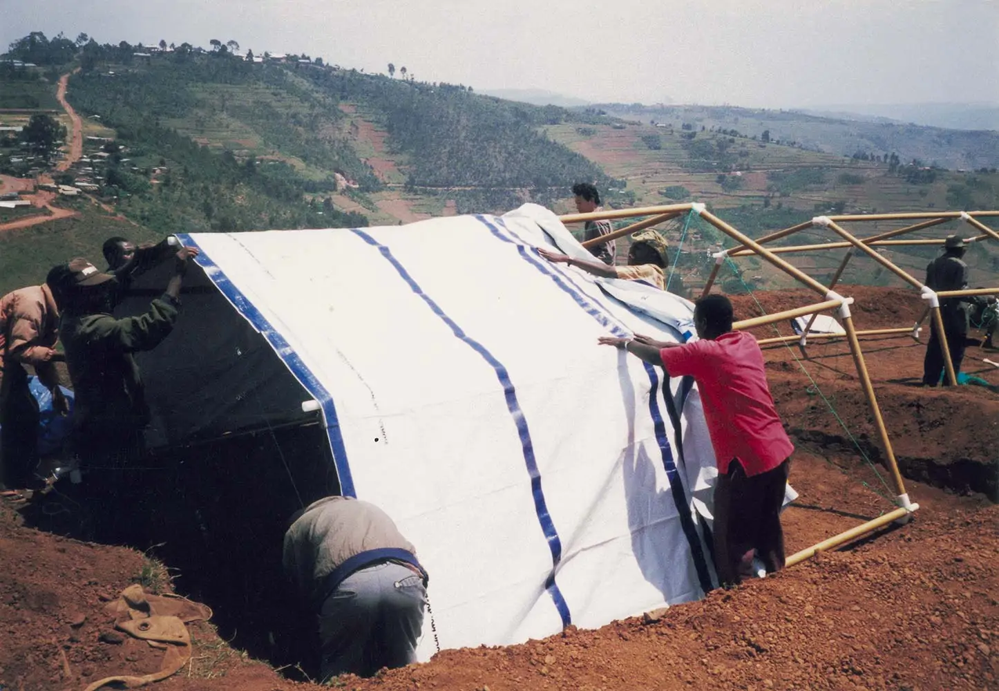 Refugios para Ruanda (1999) con tubos de papel que se entregaban a cada refugiado.