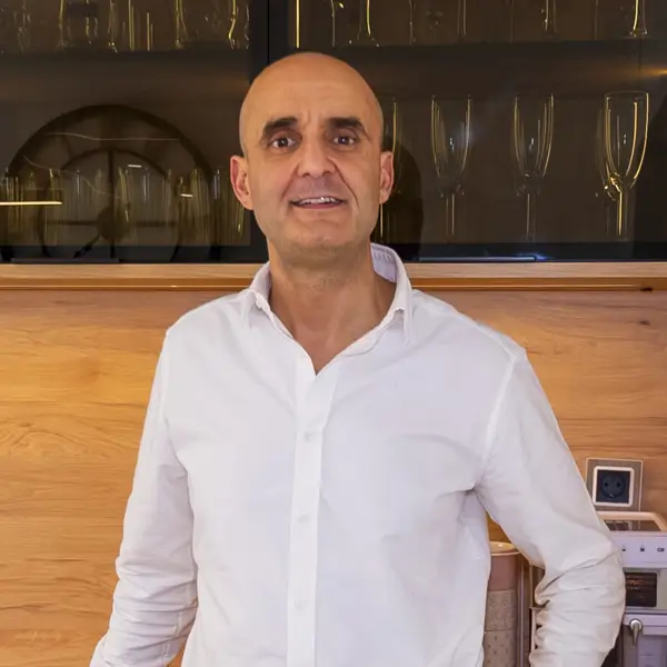 Rubén Rodríguez, diseñador de cocinas: “Para atrapar olores en cocinas abiertas, la campana debe sobresalir 15 cm por cada lado de la placa"