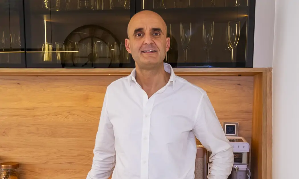 Rubén Rodríguez, diseñador de cocinas: “Para atrapar olores en cocinas abiertas, la campana debe sobresalir 15 cm por cada lado de la placa"