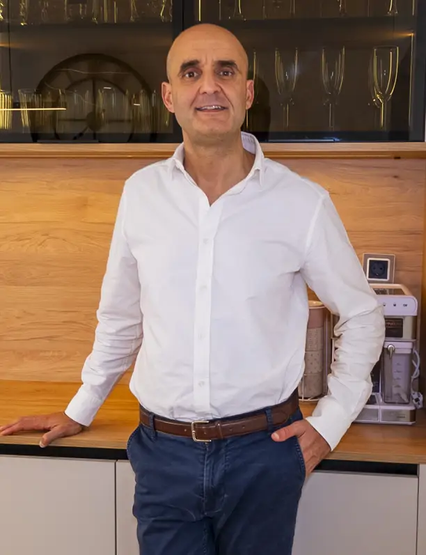 Rubén Rodríguez, diseñador de cocinas: “Para atrapar olores en cocinas abiertas, la campana debe sobresalir 15 cm por cada lado de la placa"