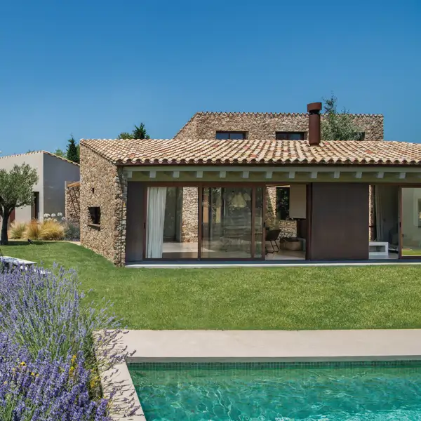 El paisajismo de plantas autóctonas y la piscina son diseño de las arquitectas.
