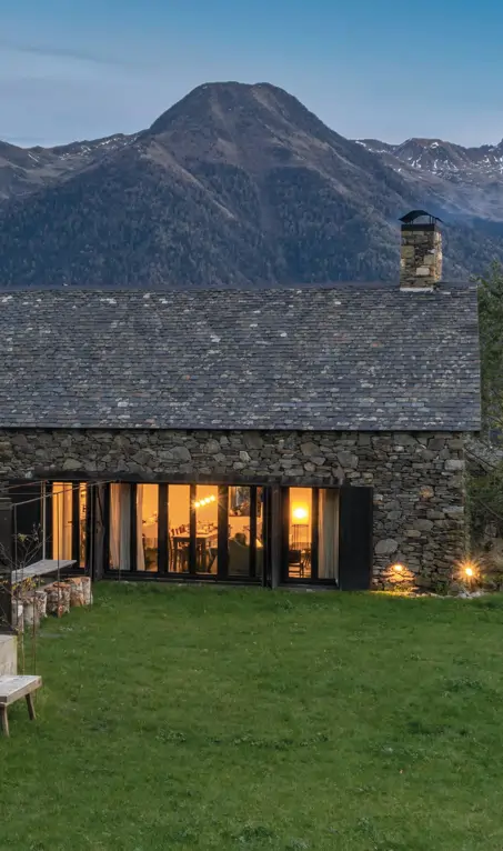 Dos arquitectos transforman una cabaña para pastores en su casa de vacaciones en el Pirineo: “Queríamos sentir el crujido de la madera bajo los pies”