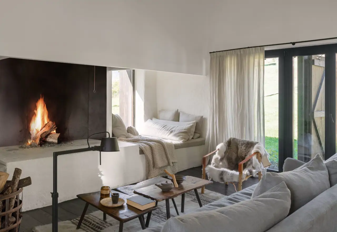Dos arquitectos transforman una cabaña para pastores en su casa de vacaciones en el Pirineo: “Queríamos sentir el crujido de la madera bajo los pies”