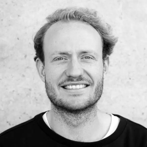 Julian Siegelmann, diseñador, fabrica un sofá con revistas de decoración, cartón y leche: "Dejé mi trabajo de CEO para convertirme en artista"