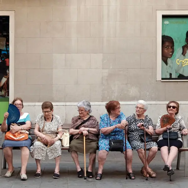 Señoras sentadas en un banco