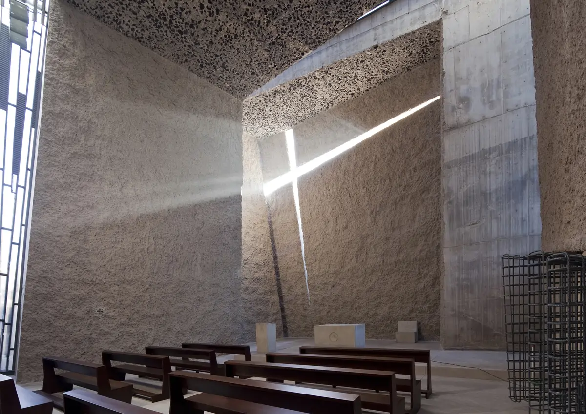 Interior de la iglesia del Santísimo Redentor por Fernando Menis.