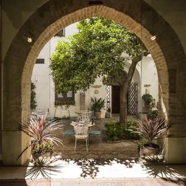 Cómo decorar un patio interior para convertirlo en un rincón más agradable