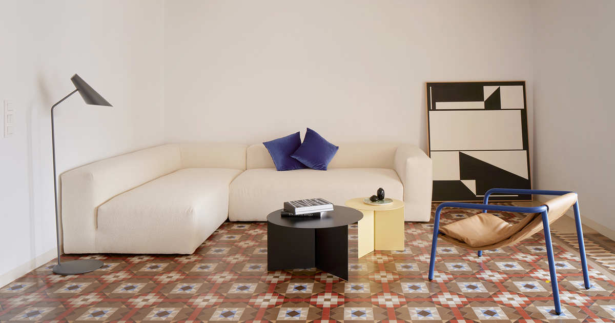 Un arquitecto y un interiorista coinciden: "En salones pequeños, pegar ...