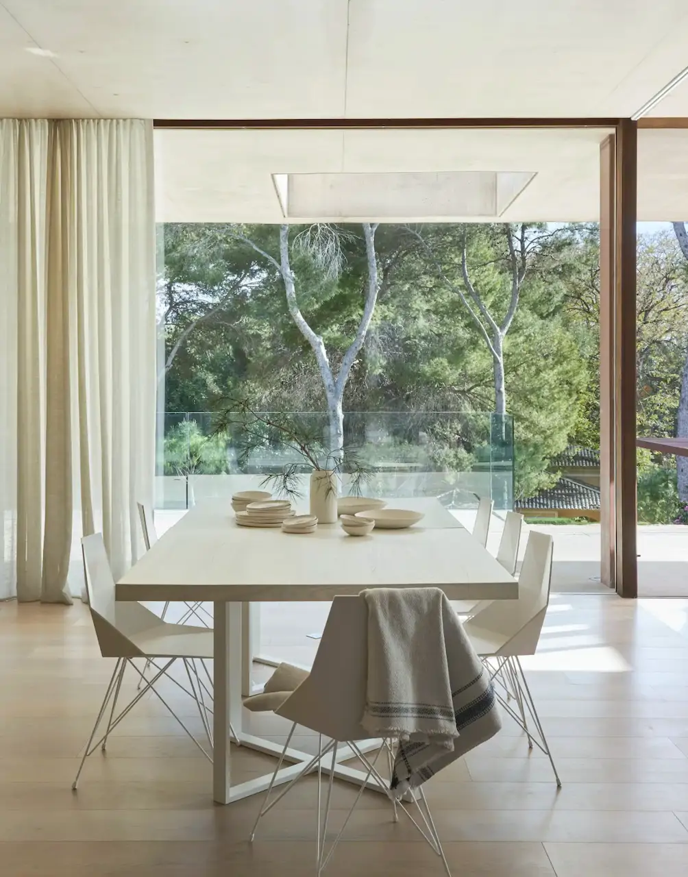 15 comedores minimalistas que demuestran que menos no es sinónimo de frío