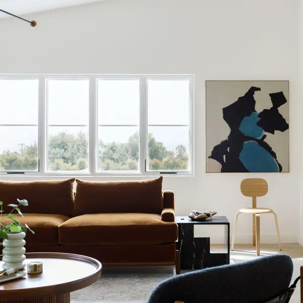 Casa moderna con arcos en Australia salon con sofa marron y cuadros