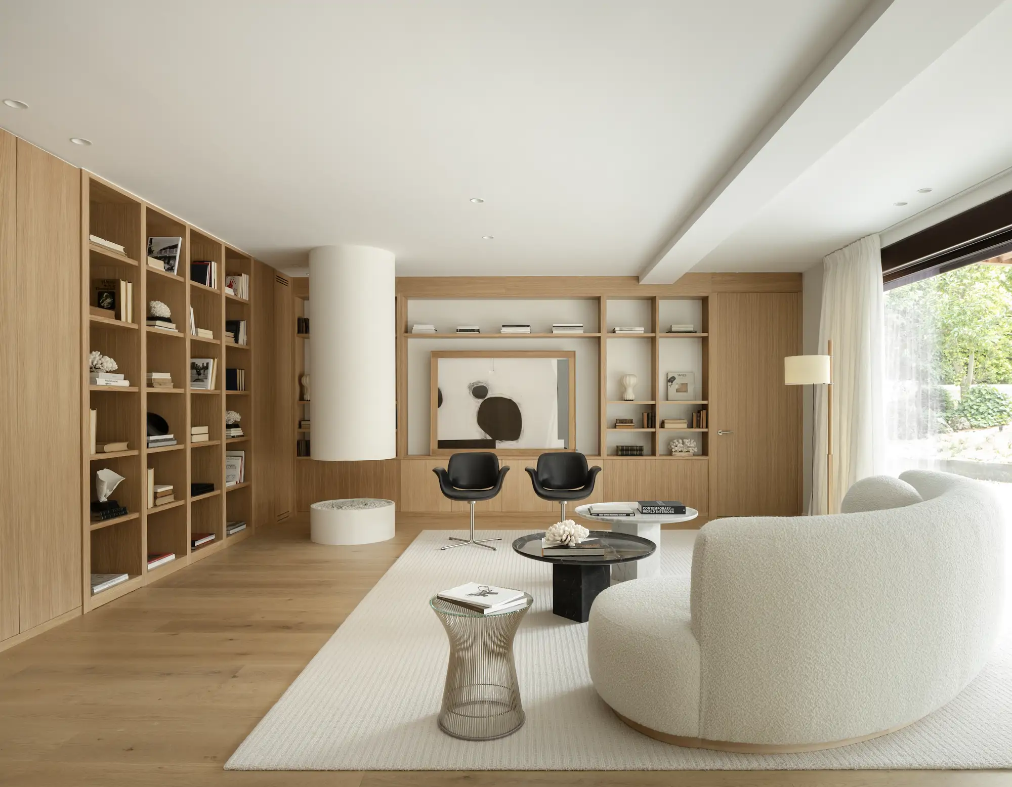 Un salón en tonos neutros con zonas sin decorar que permiten que el espacio respire. Proyecto: Estudio Crearte